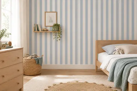 Papier peint intissé à rayures bleu et blanc posé sur un mur de chambre d’enfant lumineuse