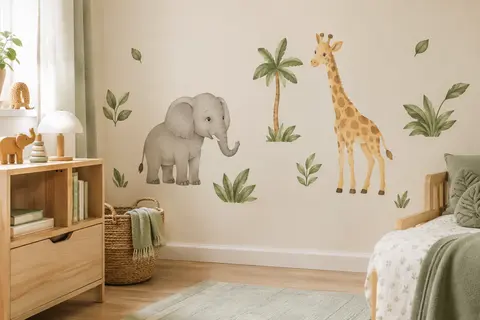 Stickers muraux safari avec éléphant et girafe colorés, disposés sur un mur clair de chambre d’enfant
