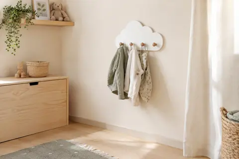 Patère murale blanche en forme de nuage installée dans une chambre d’enfant aux tons doux